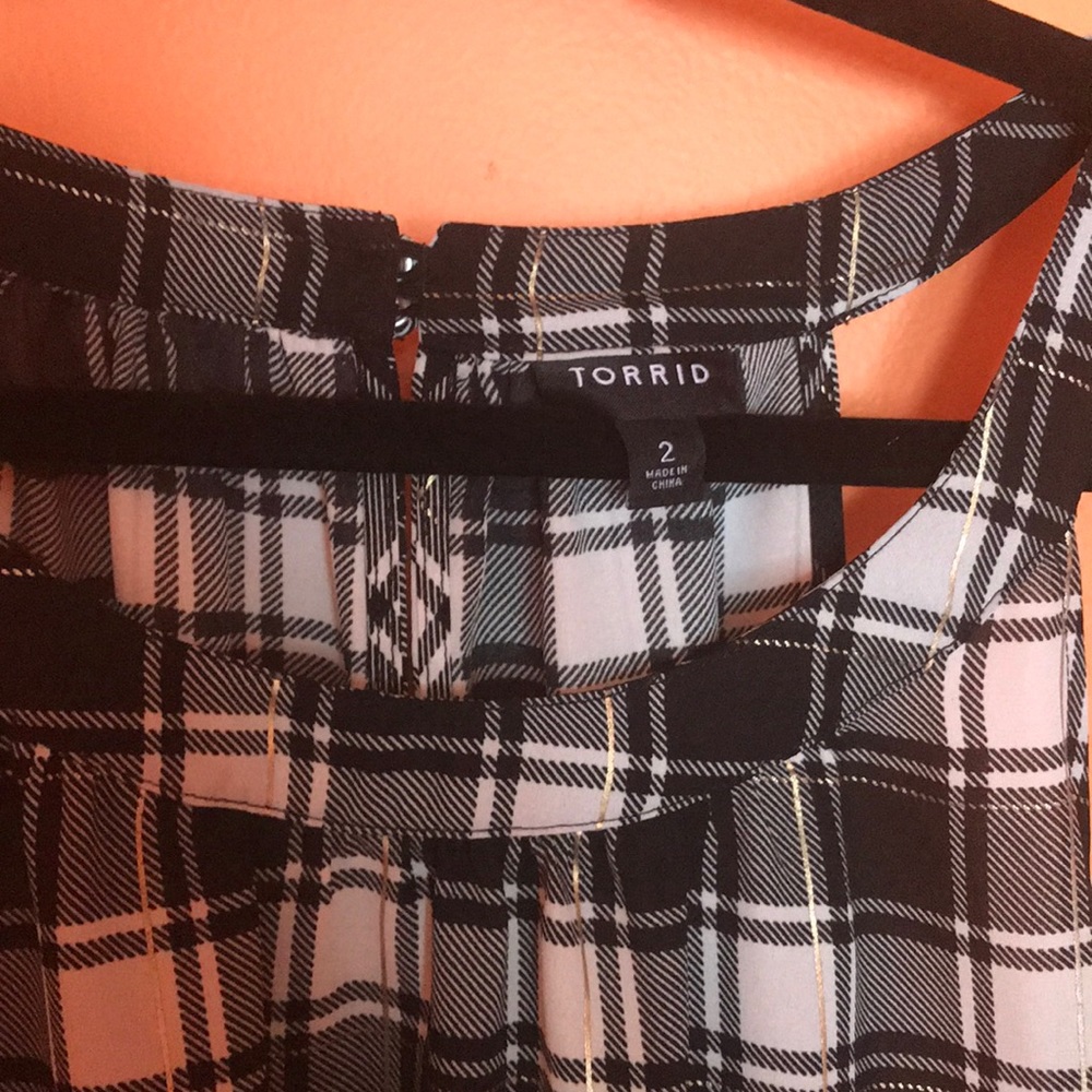 Torrid size 2 black,white, and gold checked shell
